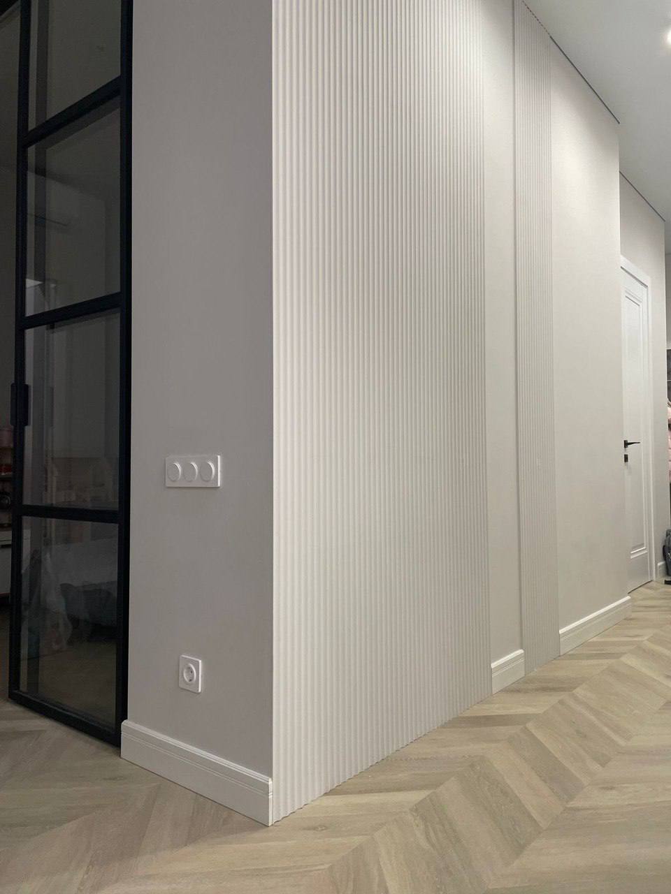 Кварцвиниловый SPC ламинат Vinilam Parquet Chevron Шеврон Сезар RI4445118CL4 французская елка 1293×305×8,5 фото в интерьере